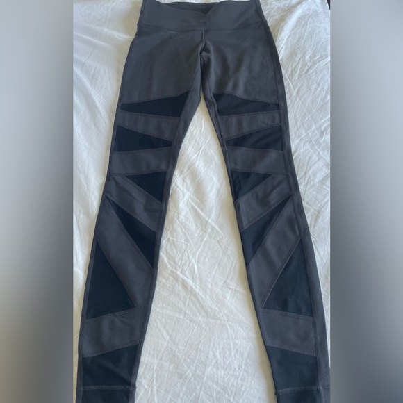 Lululemon Tech Mesh WunderUnders - size 6 - Picture 1 of 4